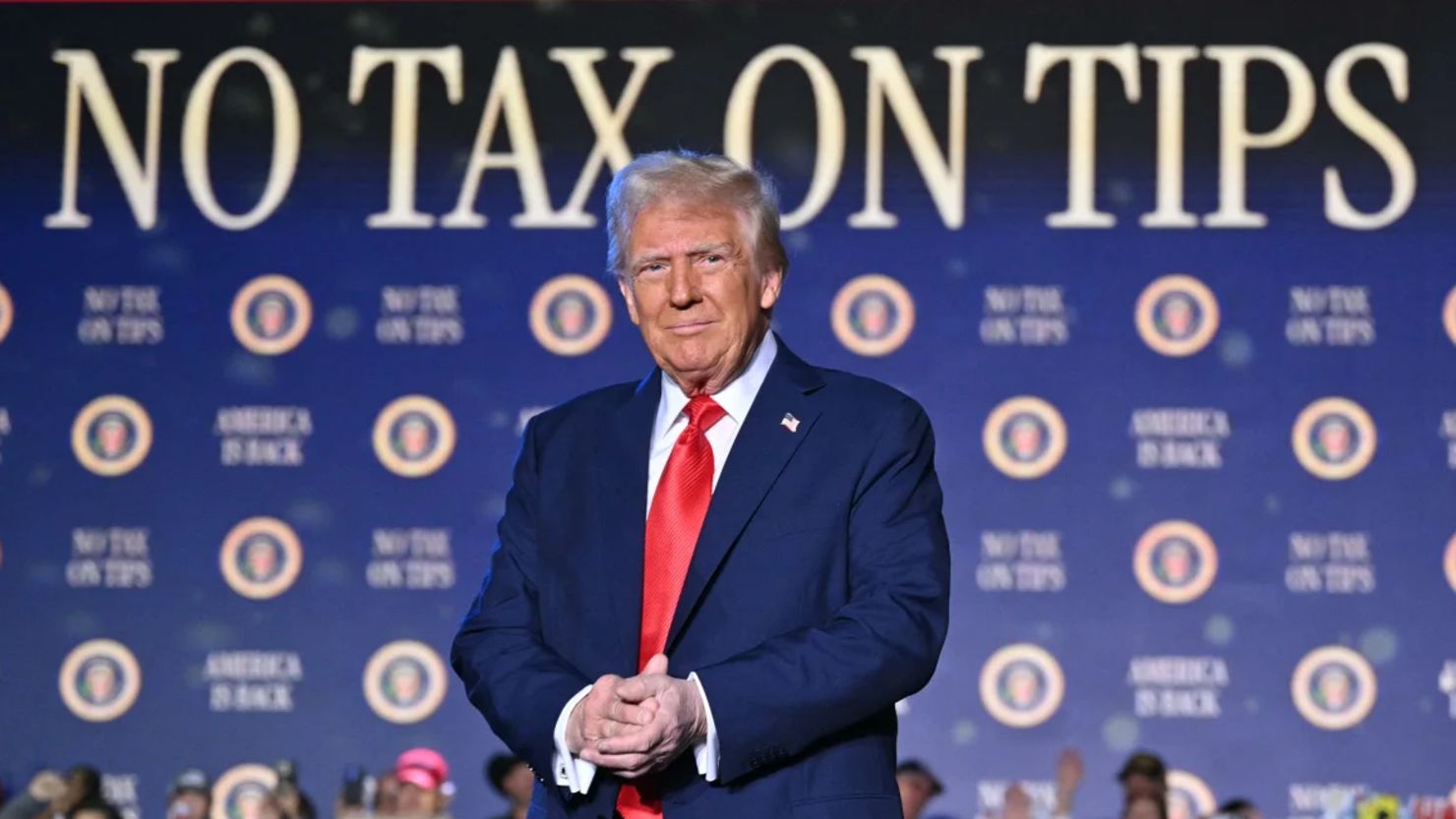 Trump reitera su compromiso de eliminar los impuestos a las propinas, una propuesta costosa cuyos detalles siguen siendo escasos | CNN