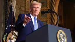 El presidente Donald Trump habla con periodistas en Mar-a-Lago el 18 de febrero de 2025, en Palm Beach, Florida.