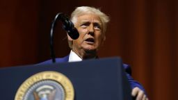 El presidente Donald Trump habla en la reunión de la Asociación de Gobernadores Republicanos en el Museo Nacional de Edificación en Washington, el jueves 20 de febrero de 2025.