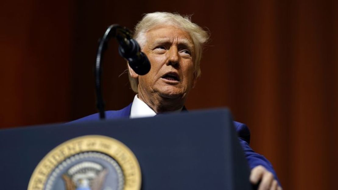 El presidente Donald Trump habla en la reunión de la Asociación de Gobernadores Republicanos en el Museo Nacional de Edificación en Washington, el jueves 20 de febrero de 2025.
