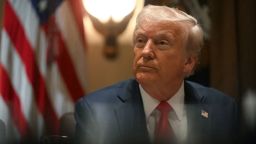 El presidente Donald Trump habla durante una reunión de gabinete en la Casa Blanca en Washington, DC, el 26 de febrero de 2025.