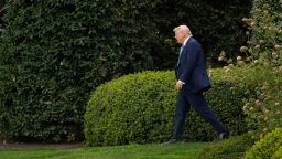 Donald Trump sale de la Oficina Oval en la ciuda de Washington, el viernes.