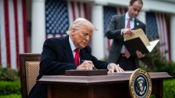 El presidente Donald Trump firma órdenes ejecutivas sobre aranceles en el jardín de rosas de la Casa Blanca en la ciudad de  Washington.