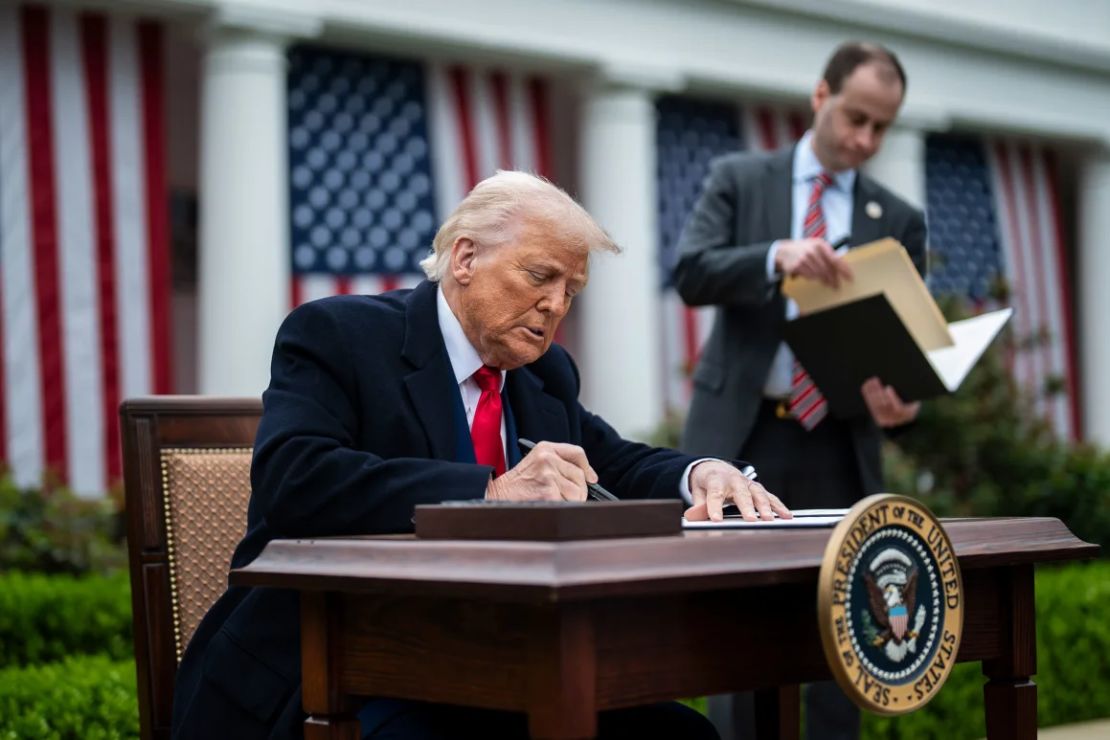 El presidente Donald Trump firma órdenes ejecutivas sobre aranceles en el jardín de rosas de la Casa Blanca en la ciudad de  Washington.
