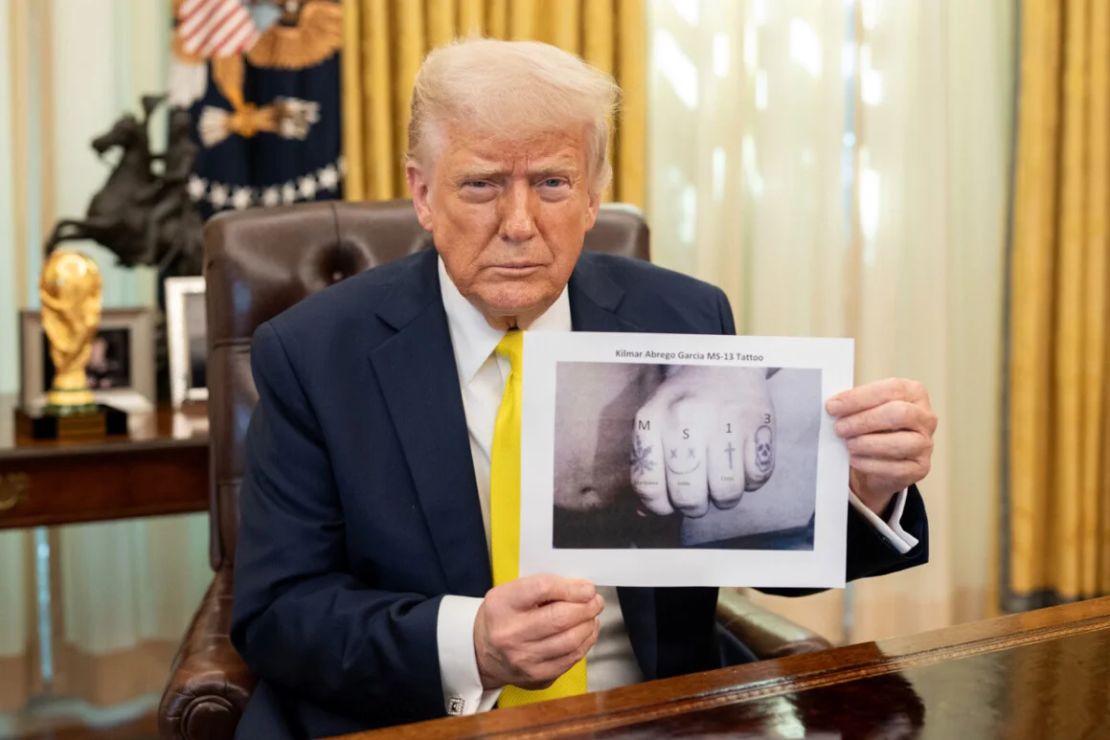 El presidente de EE.UU., Donald Trump, posa con una imagen alterada digitalmente de los nudillos de Kilmar Ábrego García, donde se agregaron las letras "MS-13" sobre los tatuajes existentes de García, en una publicación de Truth Social realizada el 21 de abril.