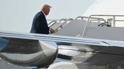 El presidente Donald Trump aborda el Air Force One en West Palm Beach, Florida, el 4 de mayo de 2025.