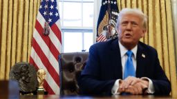 El trofeo masculino de la Copa Mundial de la FIFA 2026 se ve detrás del presidente de EE.UU. Donald Trump mientras habla con los periodistas antes de firmar dos órdenes ejecutivas en la Oficina Oval de la Casa Blanca el 4 de febrero.