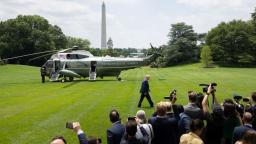 El presidente Donald Trump camina hacia la Casa Blanca desde el Marine One el 9 de junio en Washington.