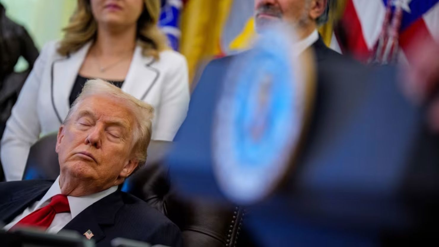 El presidente Donald Trump aparece en un evento sobre la reducción de los precios de los medicamentos en el Despacho Oval de la Casa Blanca el 6 de noviembre de 2025.
