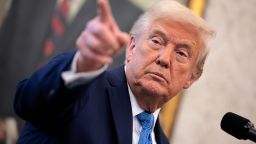 El presidente de Estados Unidos, Donald Trump, pronuncia un discurso durante la ceremonia de juramentación del presidente de la Comisión de Bolsa y Valores (SEC), Paul Atkins, en el Despacho Oval de la Casa Blanca el 22 de abril de 2025 en Washington, tras haber sido comisionado de la SEC durante la presidencia de George W. Bush, Atkins es un conservador pro-mercado y proempresarial, y se espera que adopte una política regulatoria más flexible sobre las criptomonedas y otros activos digitales.