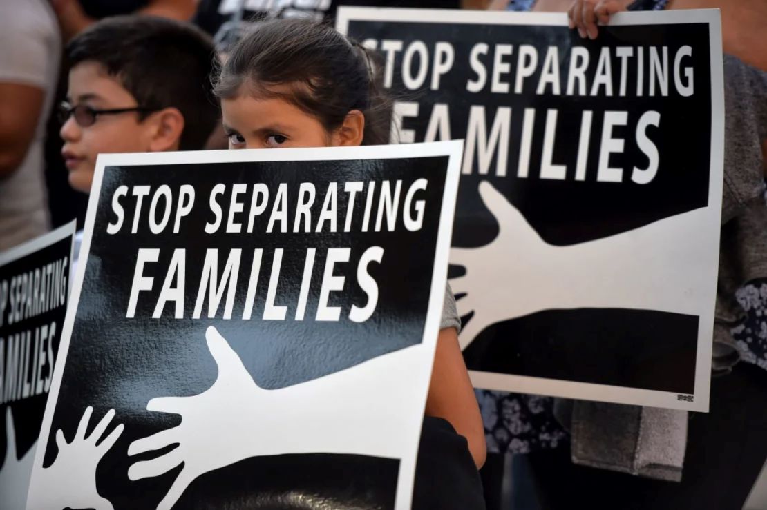 Una niña sostiene un cartel durante una vigilia organizada por CHIRLA en el centro de Los Ángeles para denunciar la decisión empatada de la Corte Suprema sobre los programas de alivio migratorio DAPA/DACA el 23 de junio de 2016.
