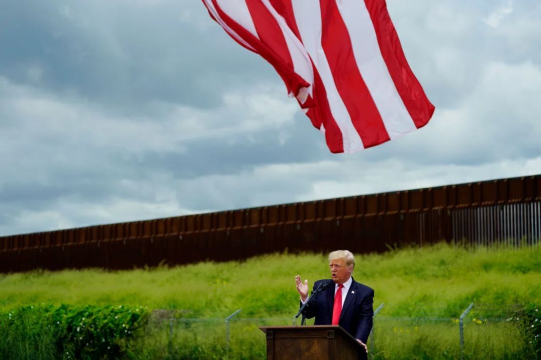 El presidente Donald Trump habla durante una visita al muro fronterizo en Pharr, Texas, el 30 de junio de 2021.