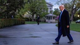 El presidente Donald Trump camina por el jardín sur de la Casa Blanca el 6 de abril de 2025 en Washington. El presidente pasó el fin de semana en Florida, participando en el Senior Club Championship en Júpiter, Florida.