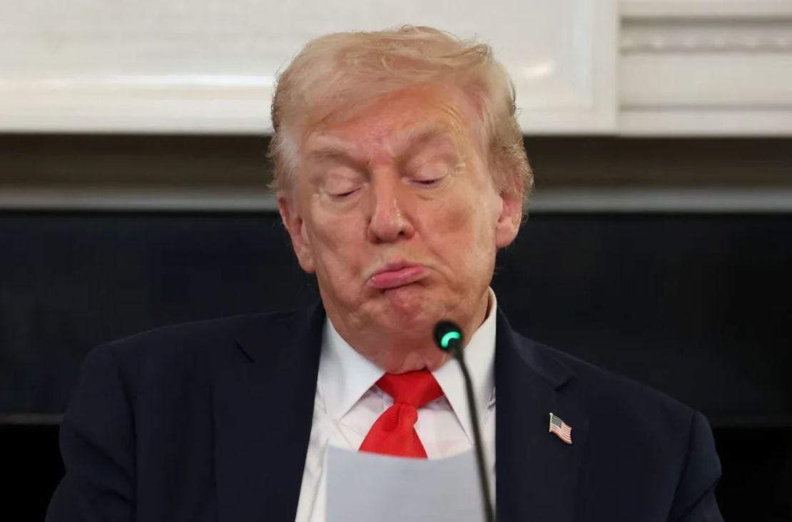 Trump lee una nota que le ha entregado el secretario de Estado Marco Rubio durante una reunión en la Casa Blanca el miércoles.