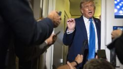 El presidente Donald Trump habla con periodistas durante un vuelo a bordo del Air Force One, de Calgary, Canadá, a la Base Conjunta Andrews, Maryland, la noche del lunes 16 de junio de 2025.<br />Mark Schiefelbein/AP