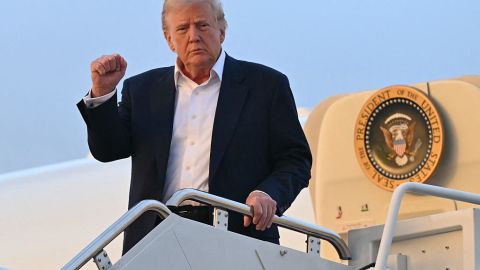 El presidente de Estados Unidos, Donald Trump, desembarca del Air Force One a su llegada a la Base Conjunta Andrews en Maryland, el 4 de mayo de 2025.