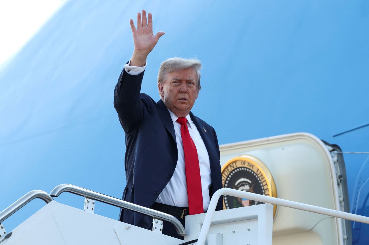 El presidente de EE.UU., Donald Trump, aborda el Air Force One mientras parte hacia Alaska para reunirse con el presidente de Rusia, Vladimir Putin, para negociar el fin de la guerra en Ucrania, desde la Base Conjunta Andrews en Maryland, Estados Unidos, hoy.