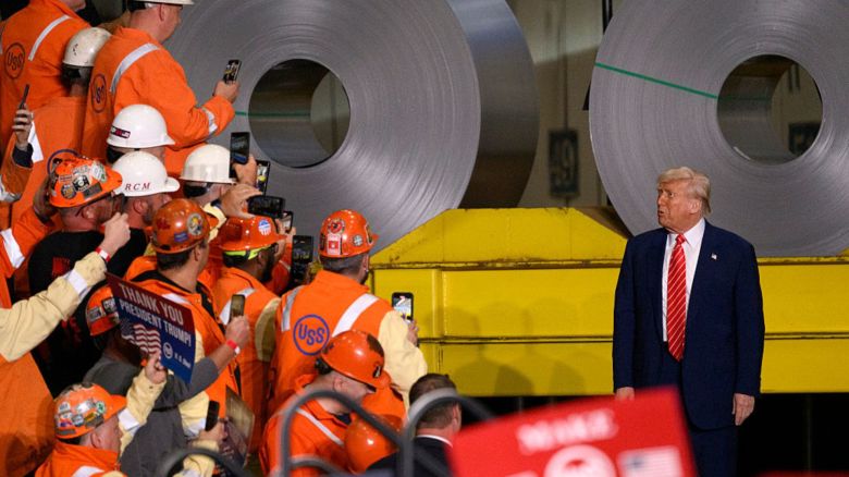 El presidente de EE.UU., Donald Trump, se dirige a sus simpatizantes durante un mitin en la fábrica de acero US Steel-Irvin Works el 30 de mayo de 2025 en West Mifflin, Pensilvania.