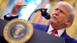 El presidente de Estados Unidos, Donald Trump, habla durante la ceremonia de juramentación de la fiscal federal para Washington, Jeanine Pirro, en la Oficina Oval de la Casa Blanca el 28 de mayo de 2025 en Washington. Trump anunció el nombramiento de Pirro, expresentadora de Fox News, jueza, fiscal y política, tras perder el apoyo en el Senado a su primera opción, Ed Martin, debido a su postura sobre el ataque al Capitolio de Estados Unidos del 6 de enero de 2021.