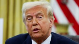 El presidente Donald Trump pronuncia un discurso en la Oficina Oval de la Casa Blanca en Washington el 7 de marzo.