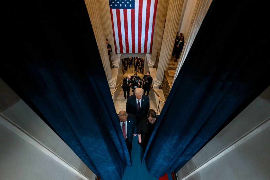 Trump entra en la Rotonda del Capitolio el lunes.