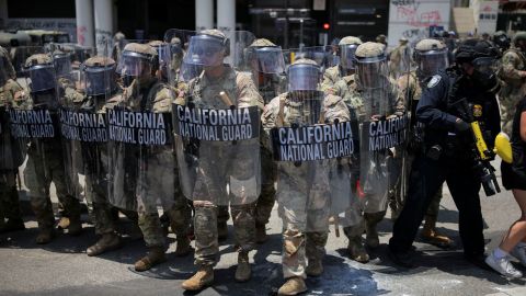 de la Guardia Nacional de California portan escudos durante una protesta contra las redadas federales de inmigración en el centro de Los Ángeles el 8 de junio de 2025.