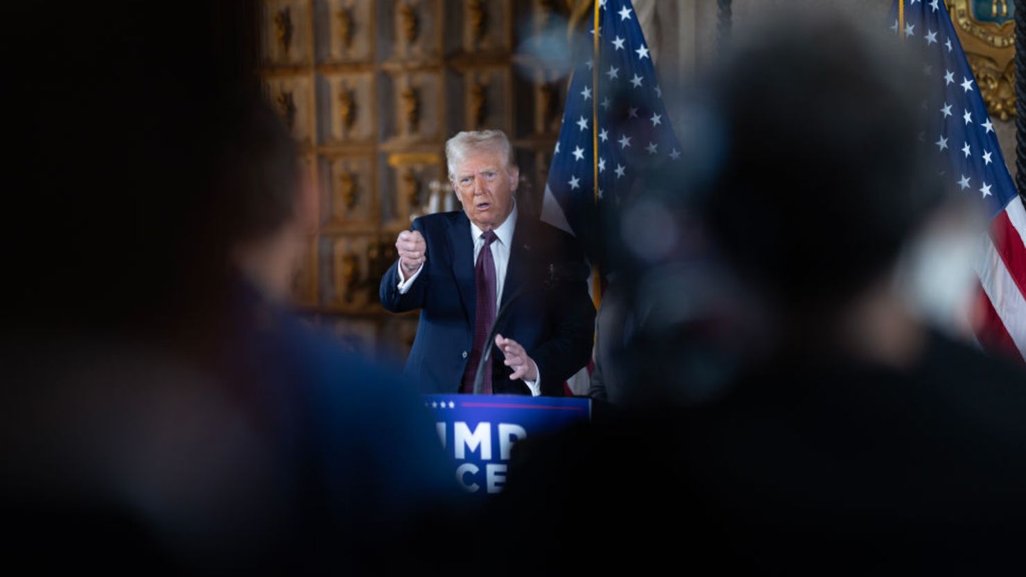 El presidente electo de Estados Unidos, Donald Trump, habla con  de los medios durante una conferencia de prensa en el Mar-a-Lago Club el 7 de enero de 2025 en Palm Beach, Florida.