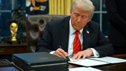 El presidente de EE.UU., Donald Trump, firma un decreto en la Oficina Oval de la Casa Blanca en Washington en febrero.