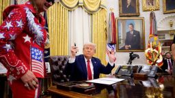 El presidente Donald Trump, acompañado por el artista Kid Rock, en la Oficina Oval de la Casa Blanca el 31 de marzo de 2025 en Washington.