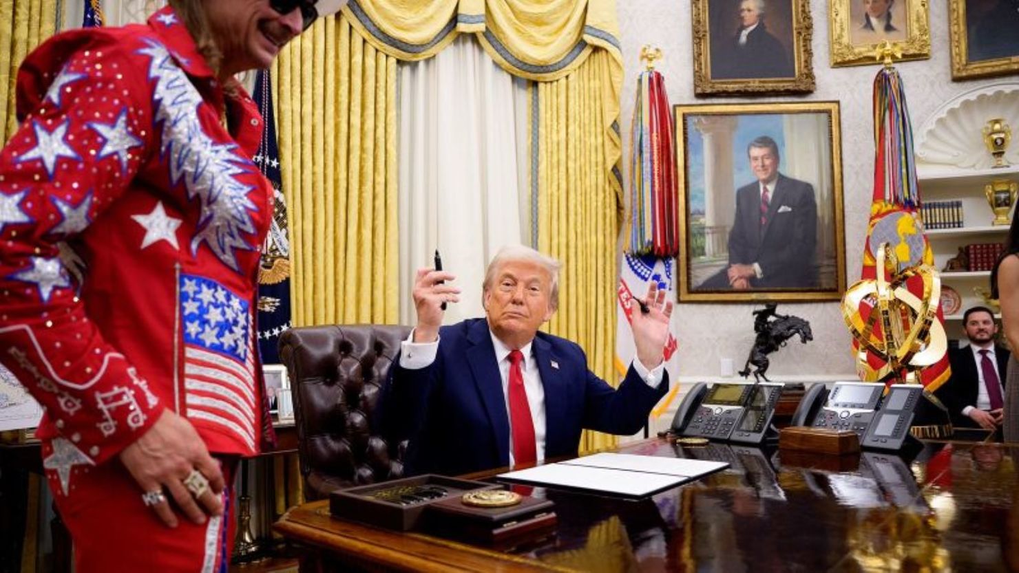 El presidente Donald Trump, acompañado por el artista Kid Rock, en el Despacho Oval de la Casa Blanca el 31 de marzo de 2025 en Washington.