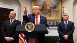 El presidente Donald Trump habla mientras C.C. Wei, presidente y director ejecutivo de Taiwan Semiconductor Manufacturing Company, a la derecha, y el secretario de Comercio, Howard Lutnick, escuchan en la Sala Roosevelt de la Casa Blanca en Washington, el lunes 3 de marzo de 2025.