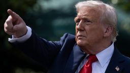 El presidente de Estados Unidos, Donald Trump, hace un gesto después de recibir a los campeones nacionales de fútbol universitario de 2025, Ohio State Buckeyes, celebrando la temporada ganadora del título del equipo con una ceremonia en el jardín sur de la Casa Blanca en Washington, DC, el 14 de abril de 2025.