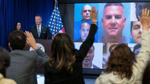 El director interino del Servicio de Inmigración y Control de Aduanas de Estados Unidos (ICE), Todd Lyons, habla durante una conferencia de prensa sobre un reciente vuelo de migrantes a Sudán del Sur en la sede del ICE en Washington, el 21 de mayo.