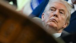 El presidente de EE.UU. Donald Trump escucha durante un evento sobre medicamentos para bajar de peso en el Despacho Oval de la Casa Blanca en Washington el 6 de noviembre de 2025