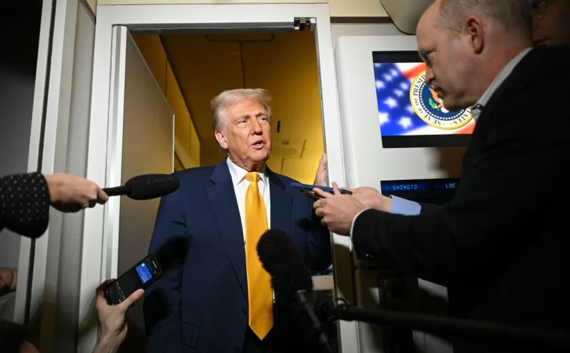 El presidente de Estados Unidos, Donald Trump, habla con la prensa durante el vuelo de Palm Beach a Miami a bordo del Air Force One el 12 de abril de 2025.