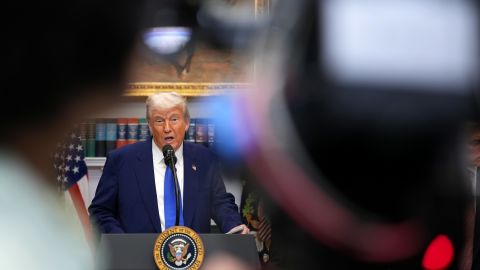 Donald Trump durante una conferencia de prensa en la Sala Roosevelt de la Casa Blanca el 12 de mayo de 2025, en Washington.