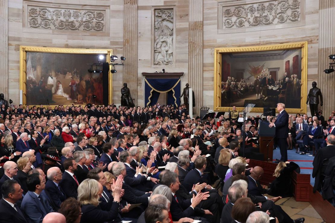 Trump se dirige a la multitud en la Rotonda del Capitolio después de prestar juramento el lunes.