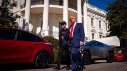 El presidente Donald Trump y Elon Musk se marchan después de ver los vehículos Tesla en el Jardín Sur de la Casa Blanca el 11 de marzo, en Washington.