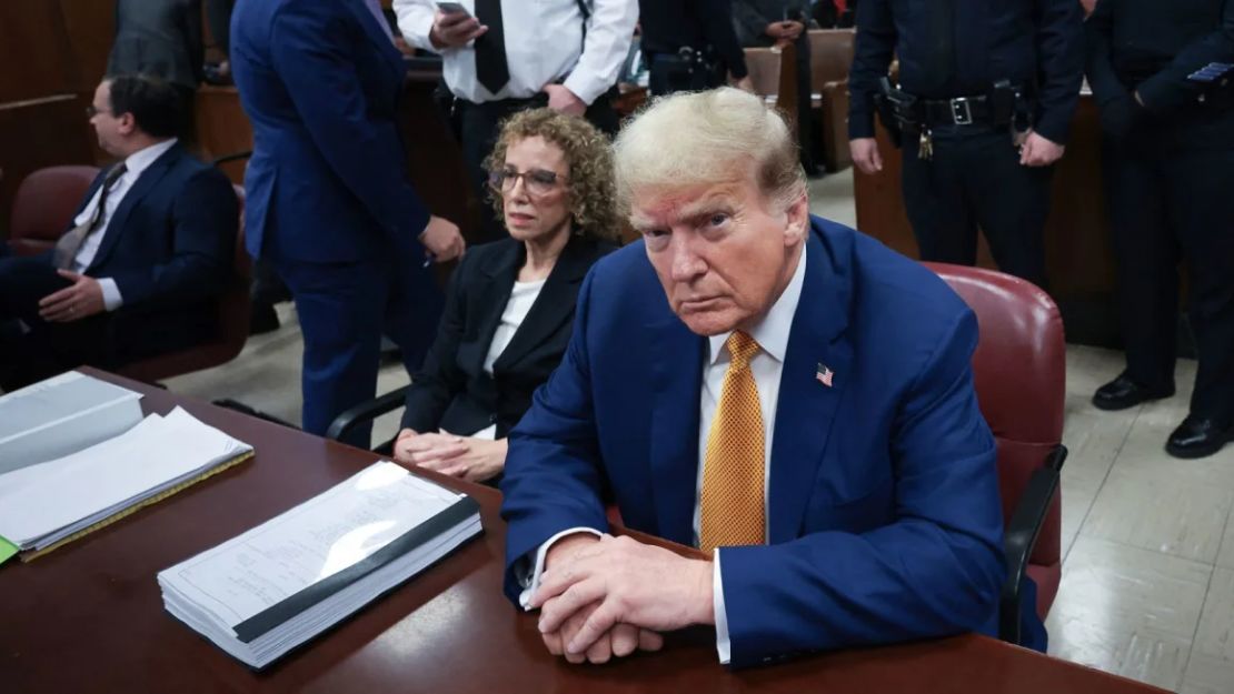 El expresidente Donald Trump se sienta en la mesa de los acusados ​​dentro del tribunal mientras el jurado continúa con las deliberaciones para su juicio por dinero para silenciar a sus acusados ​​en el Tribunal Penal de Manhattan el 30 de mayo en la ciudad de Nueva York.