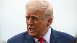 El presidente Donald Trump habla con periodistas en Morristown, Nueva Jersey, el domingo.