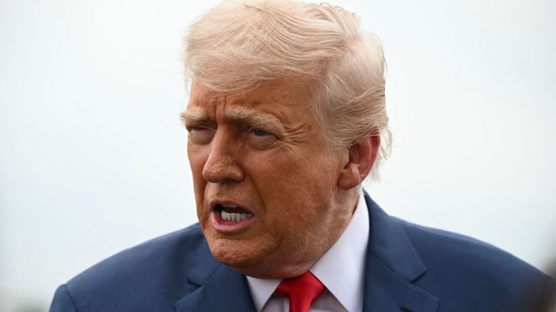 El presidente Donald Trump habla con periodistas en Morristown, Nueva Jersey, el domingo.