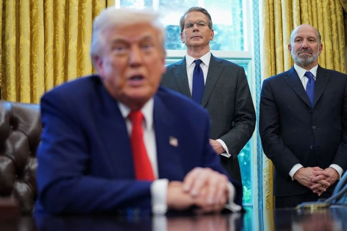 El secretario de Comercio de EE.UU., Howard Lutnick, y el secretario del Tesoro, Scott Bessent, observan al presidente Donald Trump firmando decretos.