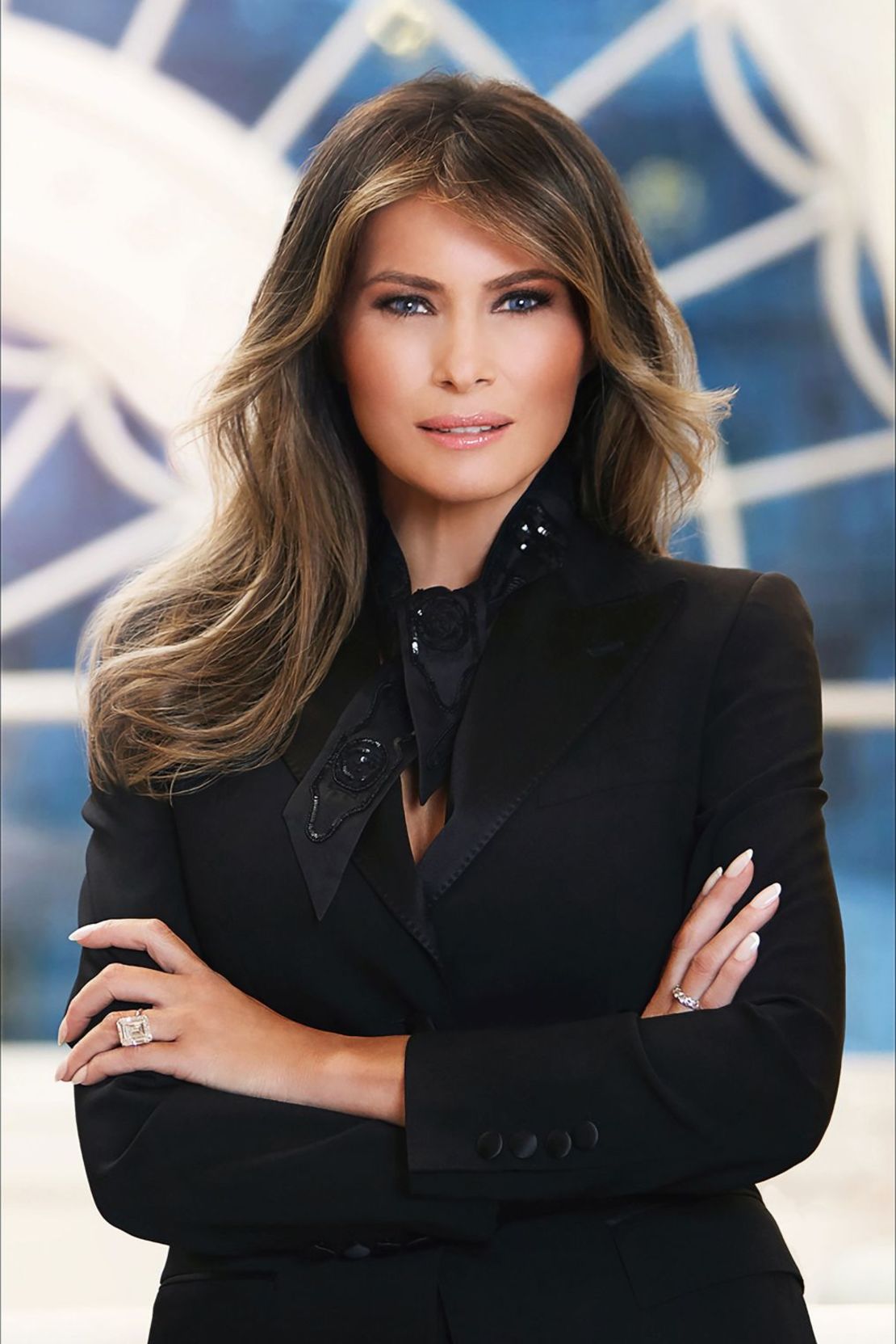 Su última foto oficial fue tomada en color, donde aparecía más cerca de la cámara con una sugerente sonrisa.