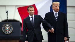 El presidente francés Emmanuel Macron estrecha la mano del entonces presidente Donald Trump en la ciudad de Washington,, el 24 de abril de 2018.