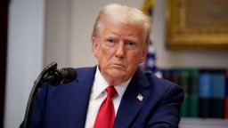 El presidente de EE.UU., Donald Trump, responde a una pregunta de un periodista durante una conferencia de prensa en la Sala Roosevelt de la Casa Blanca el 21 de enero de 2025 en Washington.