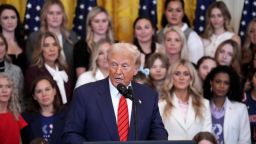 El presidente de Estados Unidos, Donald Trump pronuncia un discurso antes de firmar el decreto “No a los hombres en los deportes femeninos” en la Sala Este de la Casa Blanca el 5 de febrero en Washington.