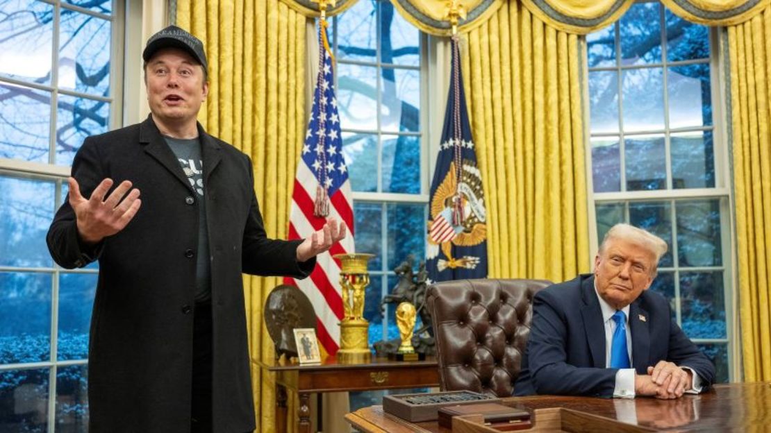 Elon Musk habla mientras el presidente de EE. UU., Donald Trump, observa en la Oficina Oval de la Casa Blanca en Washington el 11 de febrero de 2025.
