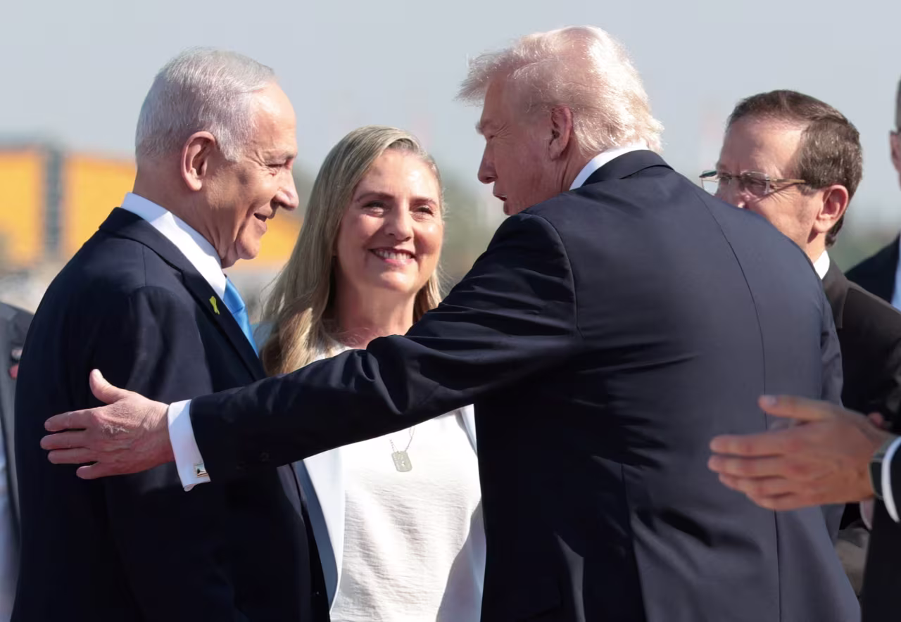 Netanyahu recibe a Trump en el Aeropuerto Internacional Ben Gurion, en medio de un intercambio de prisioneros y rehenes negociado por Estados Unidos y un acuerdo de alto el fuego entre Israel y Hamas, en Lod, Israel, este lunes.