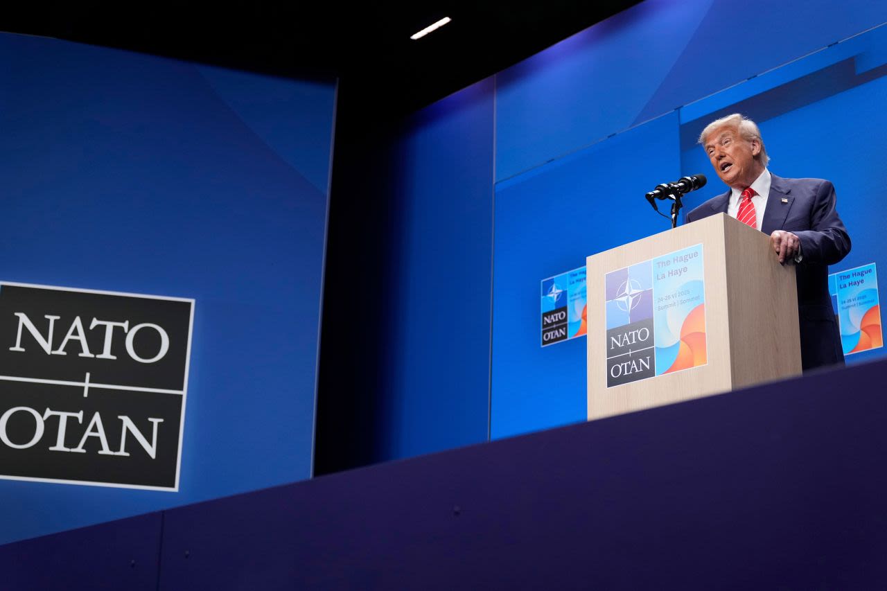 El presidente Donald Trump habla durante una conferencia de prensa en la cumbre de la OTAN en La Haya el miércoles.