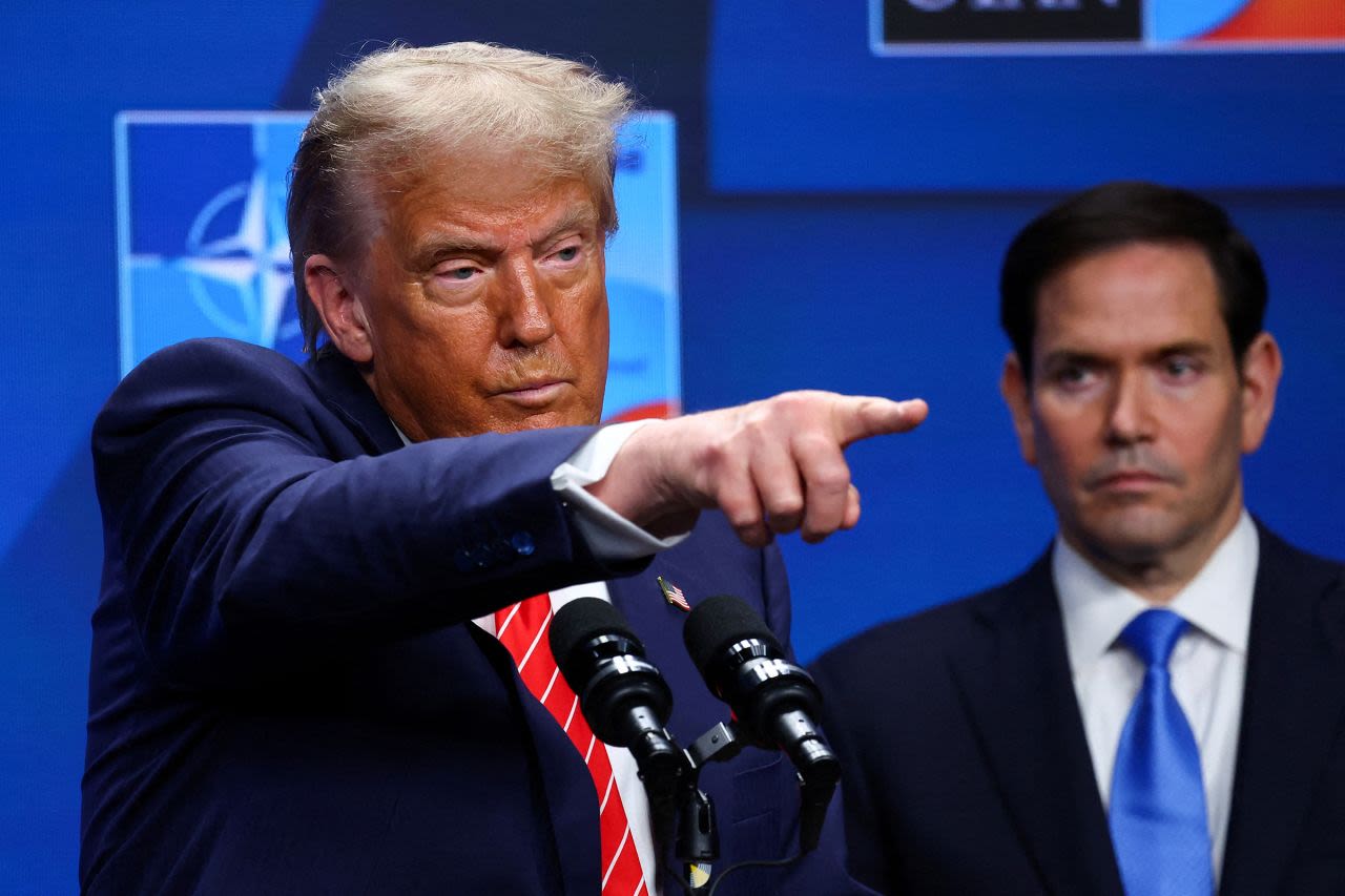 El presidente Donald Trump hace un gesto junto al secretario de Estado de Estados Unidos, Marco Rubio, durante una conferencia de prensa en una cumbre de la OTAN en La Haya, Países Bajos, el 25 de junio.